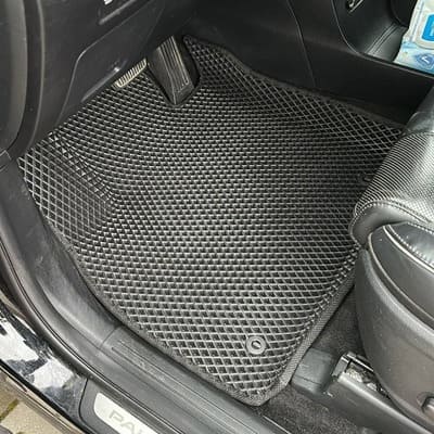 Autokoberec u řidiče s vyvýšeným okrajem 5 cm