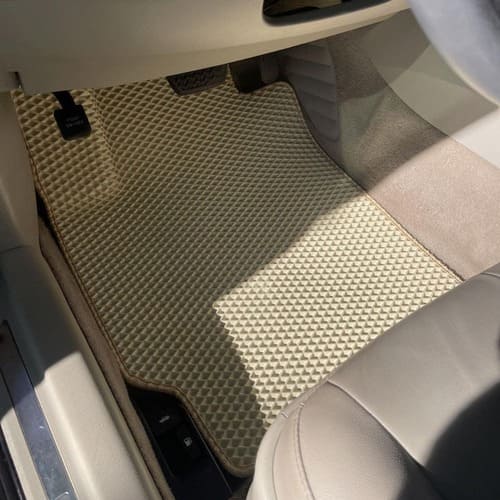 Detail struktury EVA materiálu a precizního obšití